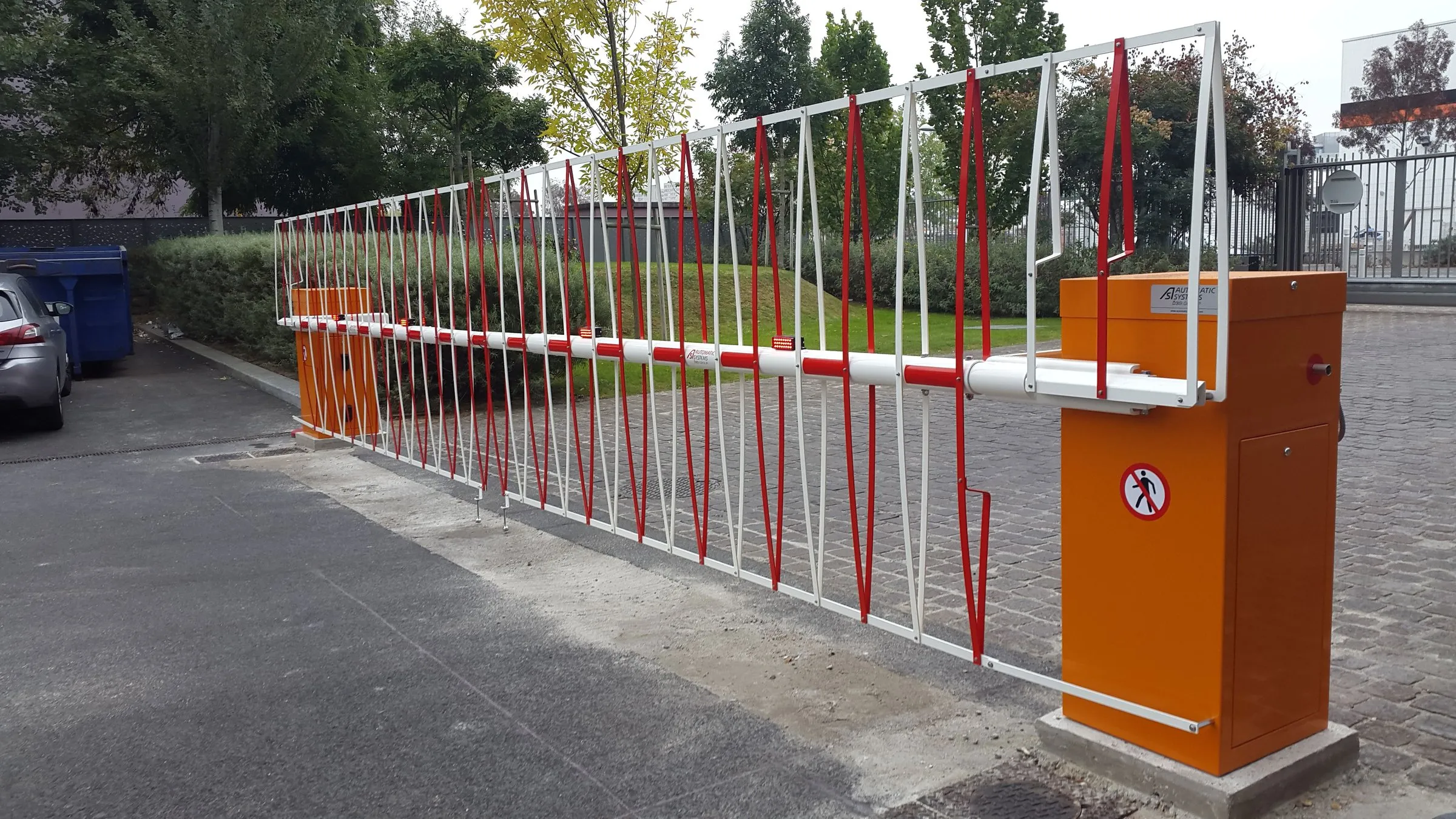 Barrière levante à double herse contrôlant le passage des véhicules et des piétons