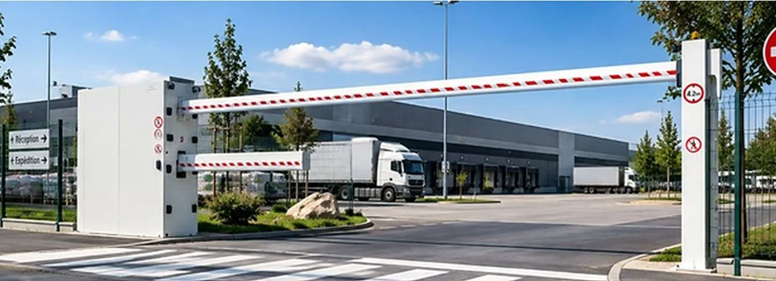 Portique Bee SECURE à poutres coulissantes ouvert à l'entrée d'un site d'activité