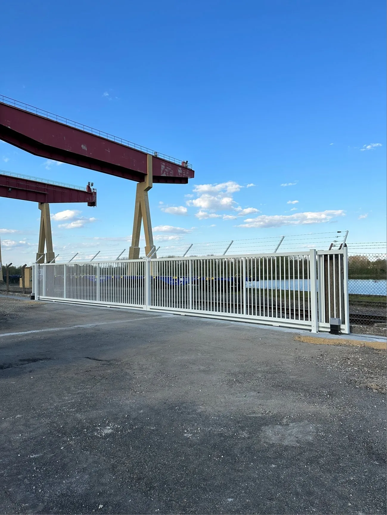 Portique de sécurité fabriqué par CLOMATIC installé sur un site sensible